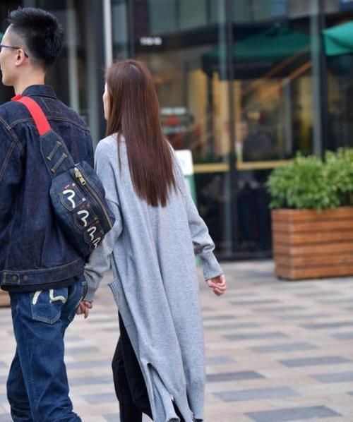  『女人』街拍：温柔可人的美女，一件条纹连衣裙外搭毛绒马甲，女人味十足