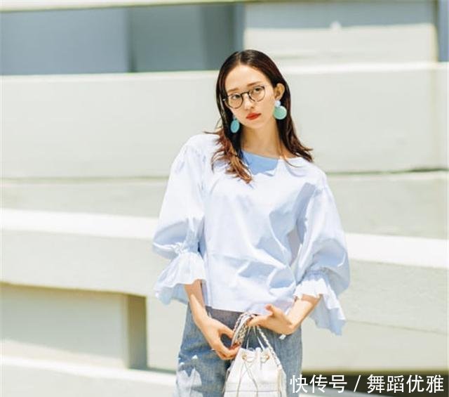  #清洁感#还在高跟鞋配裙子用“运动鞋”搭配不过时，这才是硬核的流行！