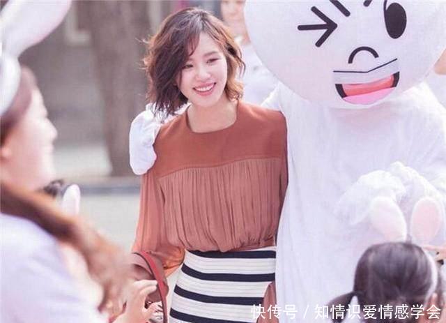 刘诗诗尴尬了！穿包臀裙还故意张开大腿 网友：四爷教你蹲马步？