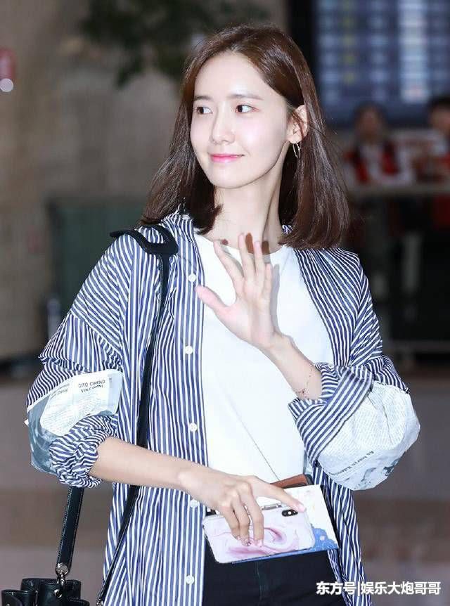 林允儿走光裙秀美腿，吐槽“山路十八弯”，看到近照毛孔暴露年龄