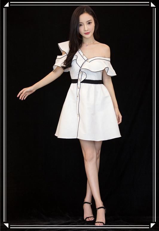 李小璐为扮嫩,36岁穿5岁甜馨的小短裤,网友:这腿秀的我给满分