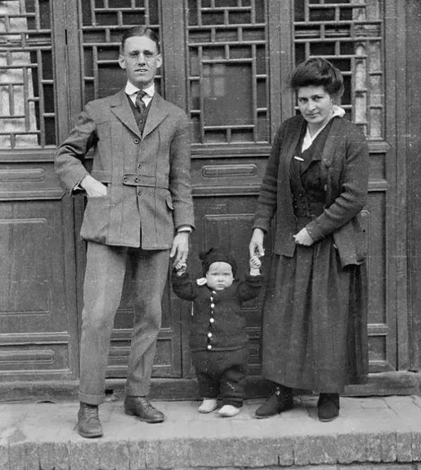  「发现」美国人在鞋盒里发现了6000张中国老照片