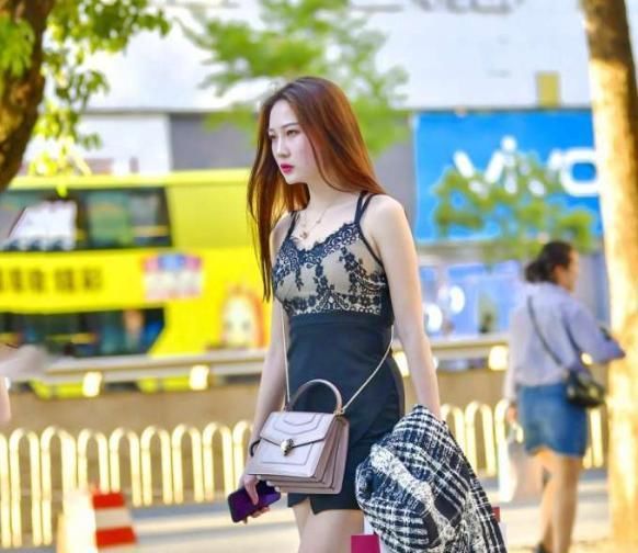 广东街拍:图一性感,图二女王,图四适合娶回家当老婆