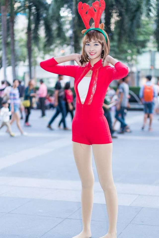 时尚活力的紧身打底裤小姐姐,展现出活脱脱的流行的街头风!