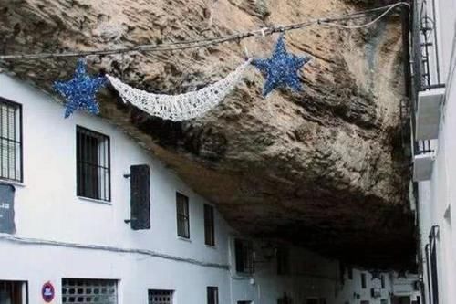 被巨石压了600年的村子，村民出门不用带伞，只怕发生地震！