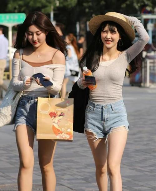  『美女』街拍：艳若桃李的美女，一件黑色上衣配短裙，时尚优雅气质