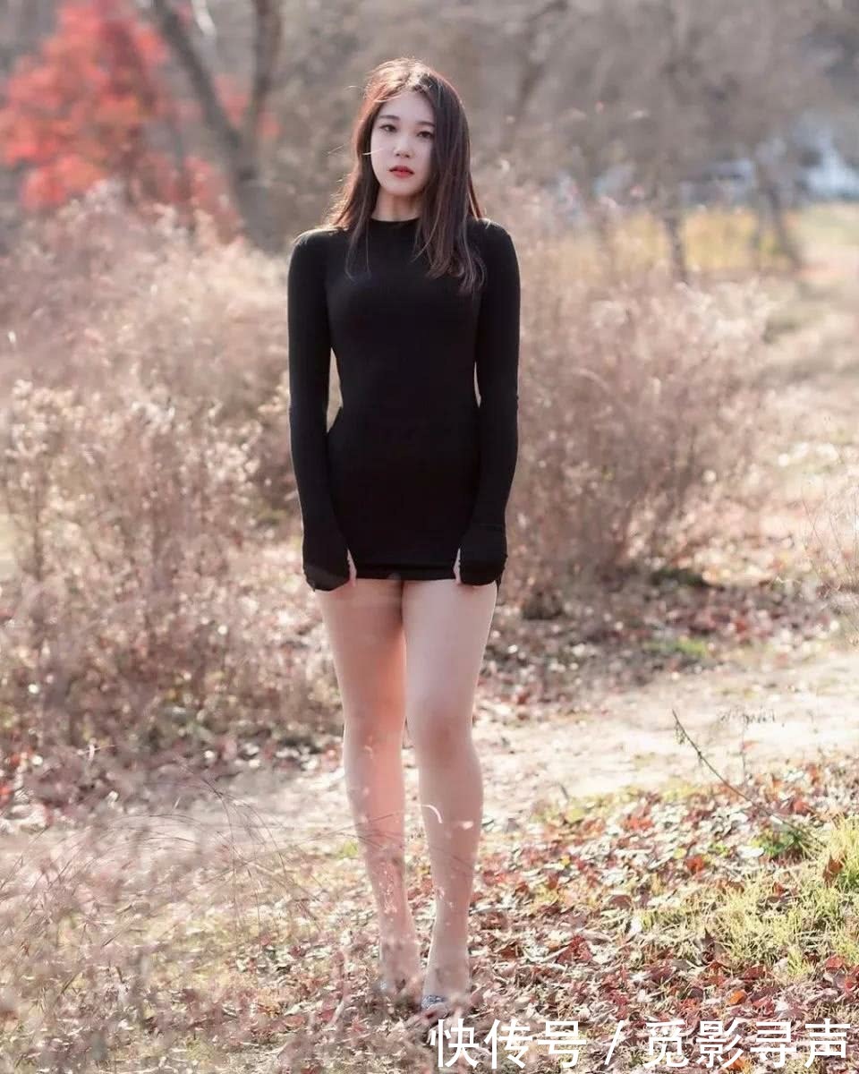 穿搭紧身针织连衣裙的小姐姐尽显圆滑的臀部，前凸后翘的身材吸睛