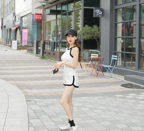  尤物|时尚尤物玲珑有致，黑色的点缀，让美女很惊艳