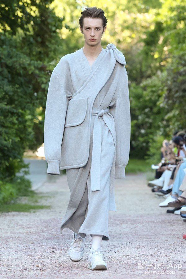 关于一场“逃离、隐世、战斗”的时装大秀!