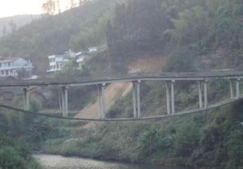 中国最怪的桥，设计师仅初中文凭！桥墩悬空30年都不垮，全球仅4