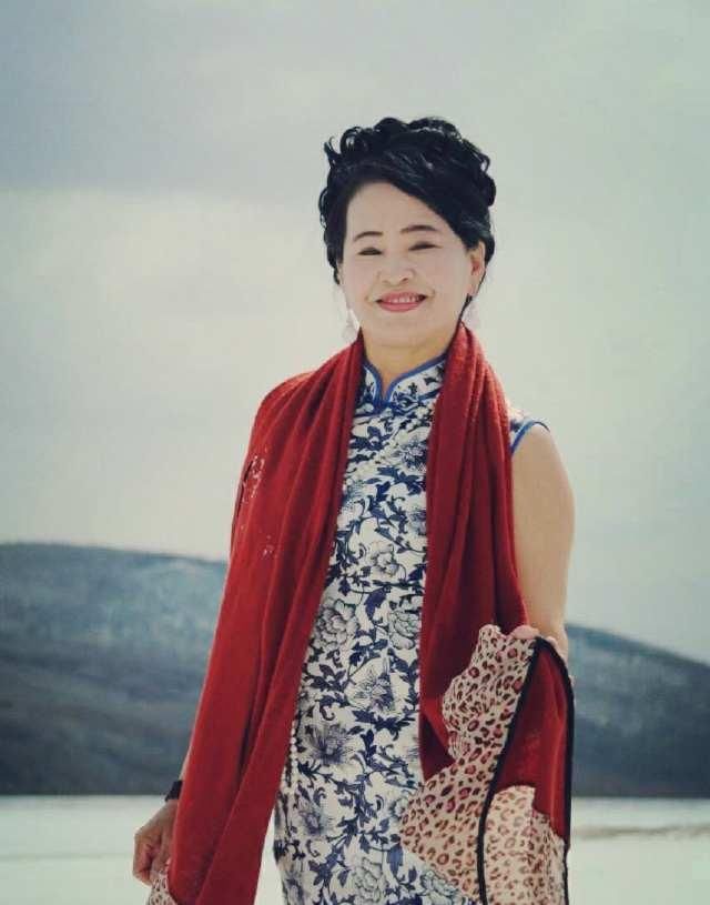  #服饰#中国传统服饰旗袍在雪地里绽放