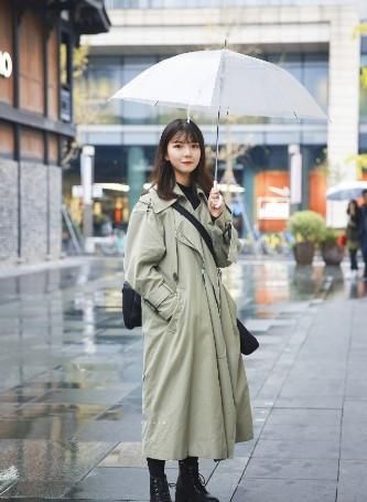 『小姐姐选择』路人街拍,小姐姐搭配一件黑色高腰的紧身裤,看起来真是别致