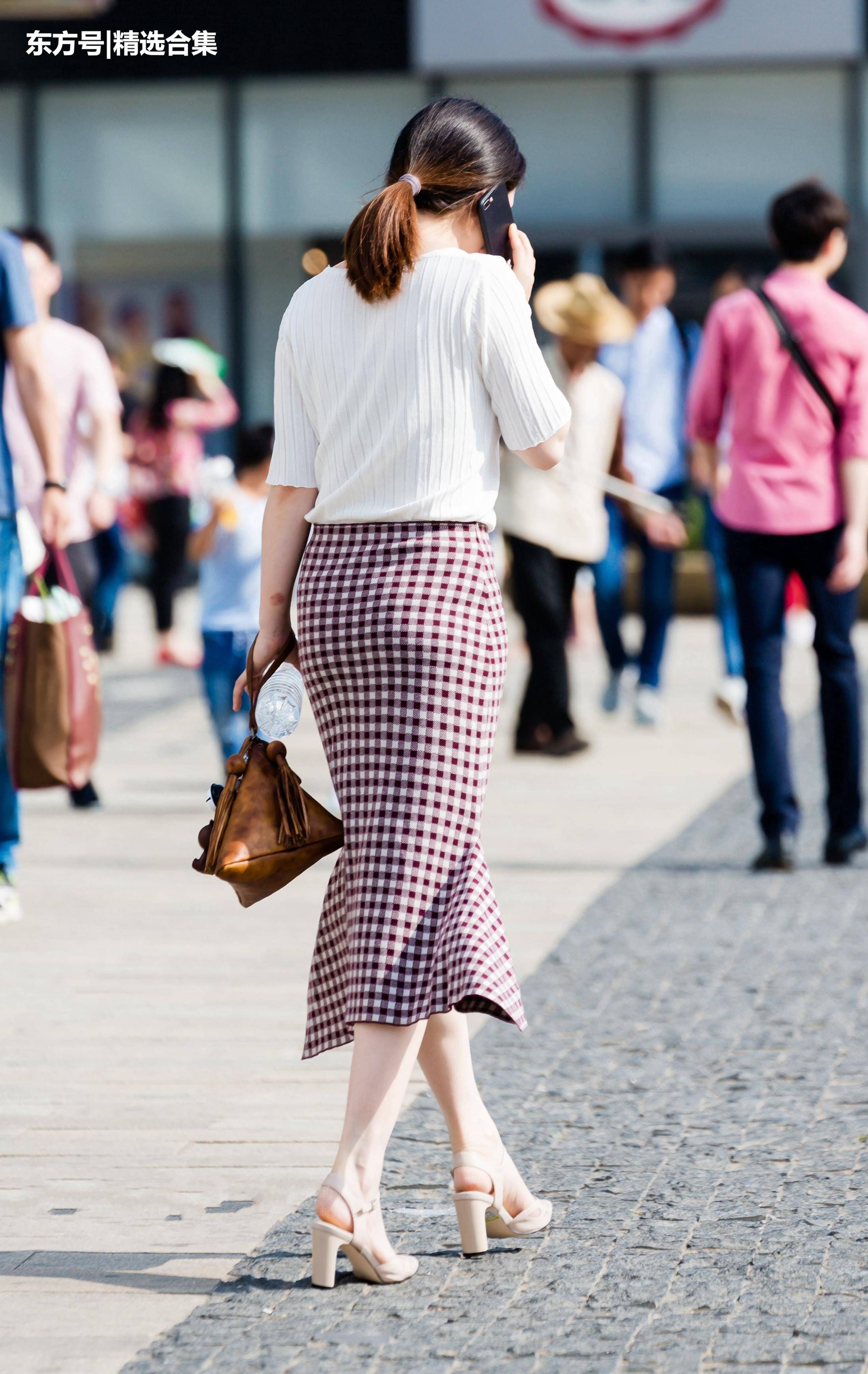 街拍:小姐姐不知道给谁打电话笑的这么开心，小虎牙真的好可爱哦