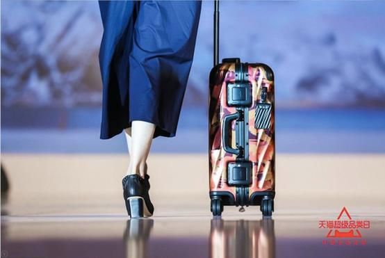 时尚圈开始患上“撞箱尴尬症”，一年有10万人在天猫搜个性旅行箱