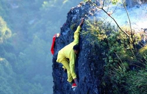 中国最危险的小庙，许多人为了烧一根香而失去生命