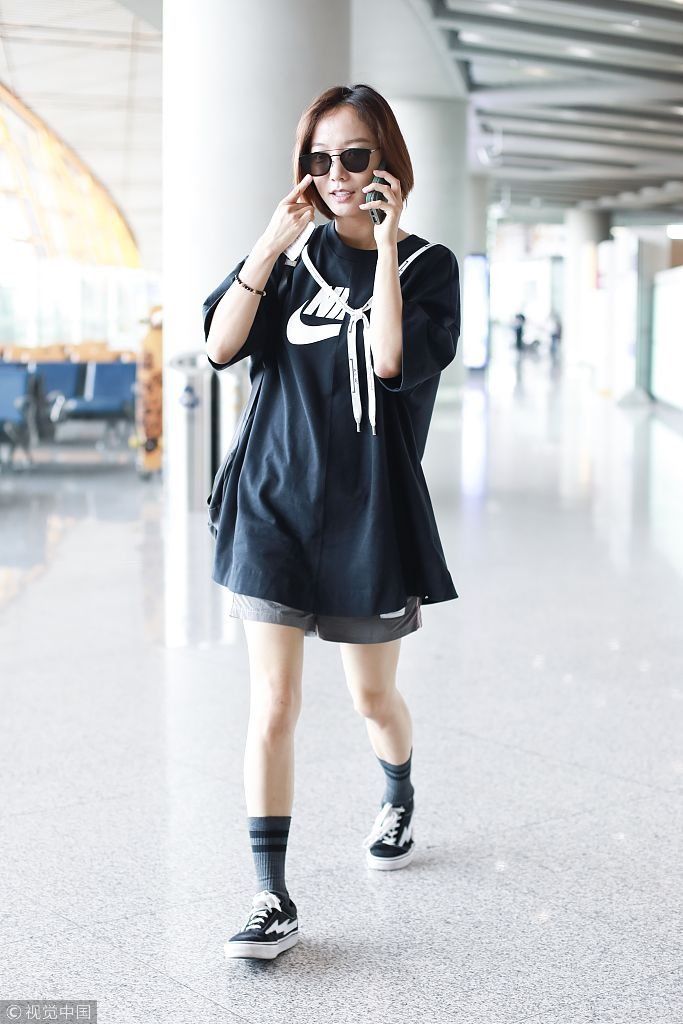 王珞丹戴渔夫帽挂长长飘带cos唐僧  布鞋配足球袜秀美腿少女感十