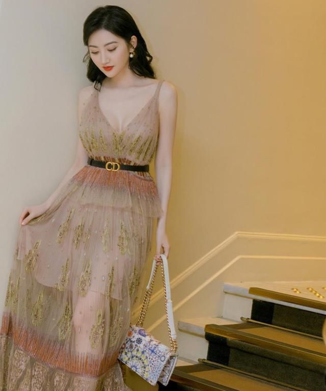 「 看起来」波浪卷瞬间美成女王，景甜早该这么穿！一袭香槟色薄纱裙婀娜多姿