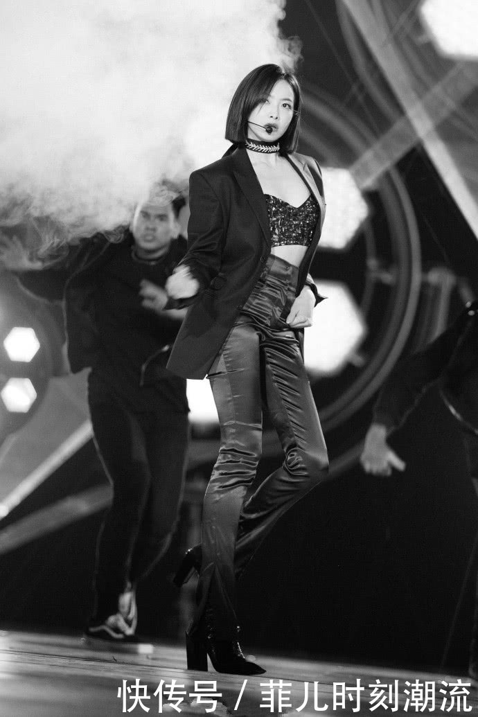 宋茜厉害了！这么紧的皮裤也要硬塞靴里，网友：显腿长呗！