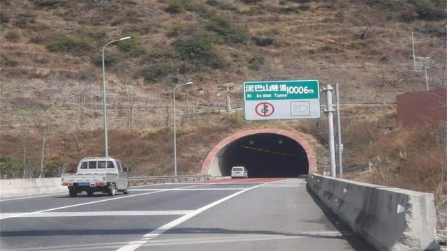 我国雅西高速：横穿10多条地震带，为何建造了五年之久？