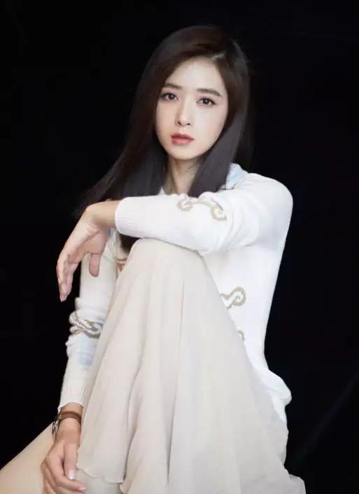 35岁的蒋欣万年不变的发型终于变了，从大饼脸秒变瓜子脸