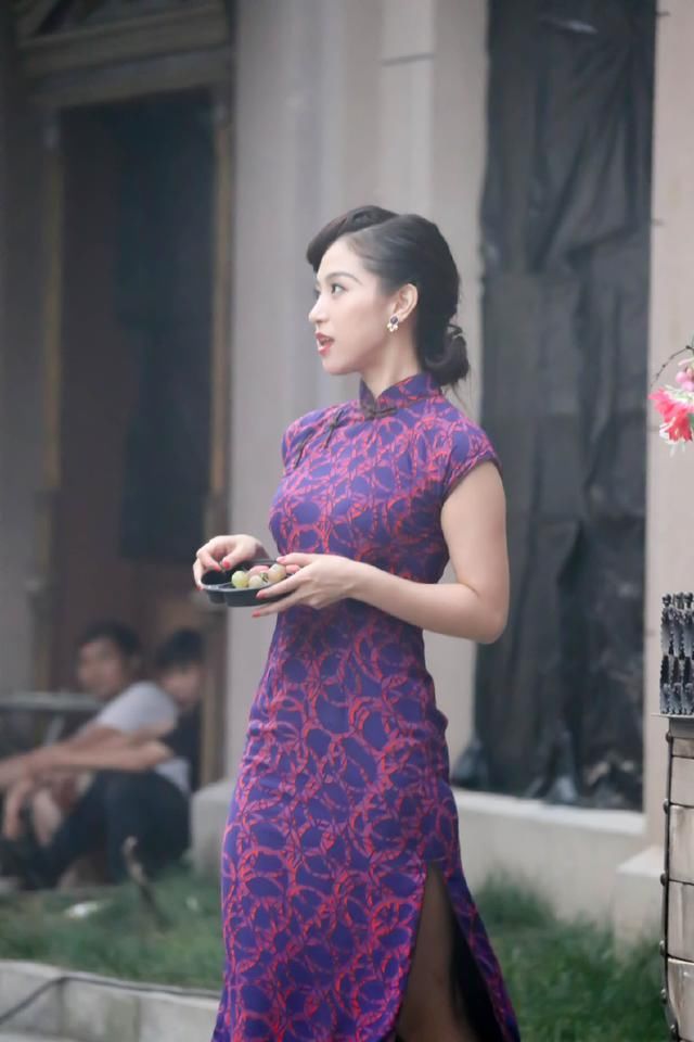 SNH48孔肖吟穿旗袍身材傲人，不愧是组合性感担当！