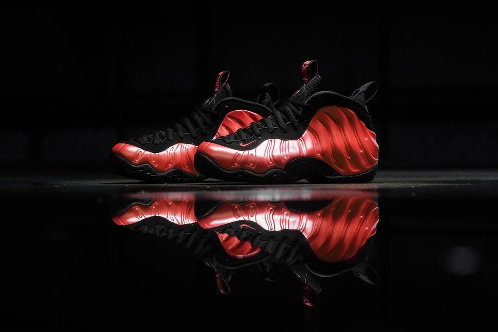 迷人的金属电光鞋面!辣椒喷 Foamposite One 明日官网发售