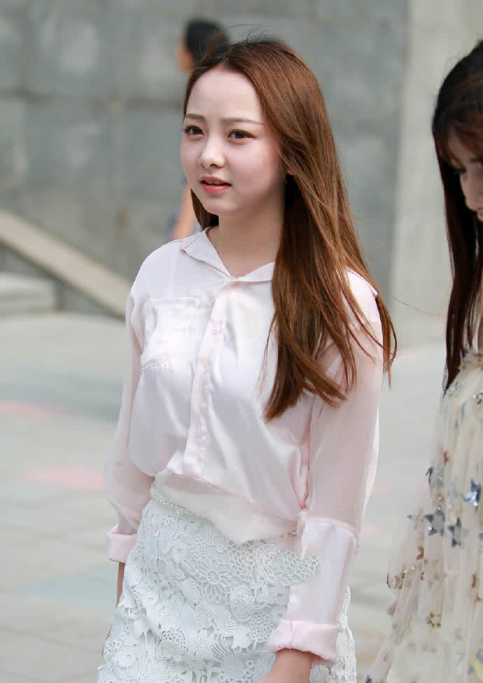 成熟丰韵小美女被丢在垃圾堆中，白色丝袜尽显成熟女人味，谁家漂