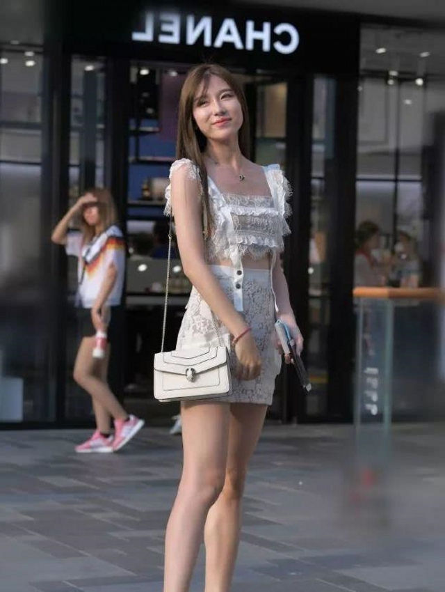 美女|路人街拍,美女粉红色休闲衫搭配浅色牛仔裤,格外的有魅力