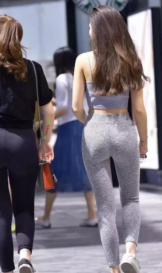 爱瑜伽的时尚小姐姐，穿着紧身裤出街，身材总是那么的性感