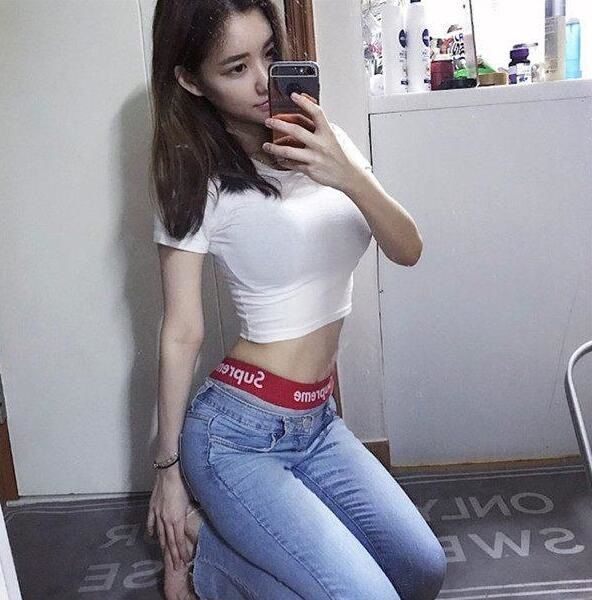 时尚街拍：身姿飒爽的城市美女，秀出纤细小蛮腰，真漂亮！