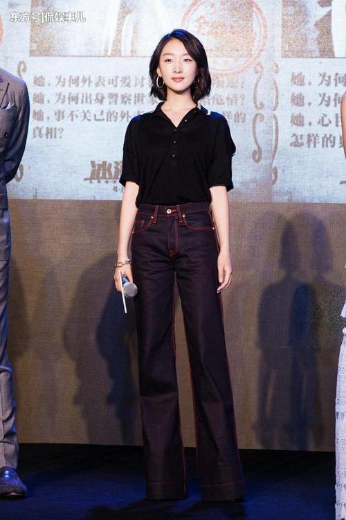 周冬雨好尴尬！斜肩裙撑不起来一直掉，网友：别扯了没啥可看的！