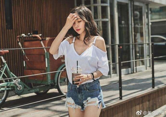 紧身裤楚楚动人，臀大的妹子尽显傲人之美，显示高贵典雅气质