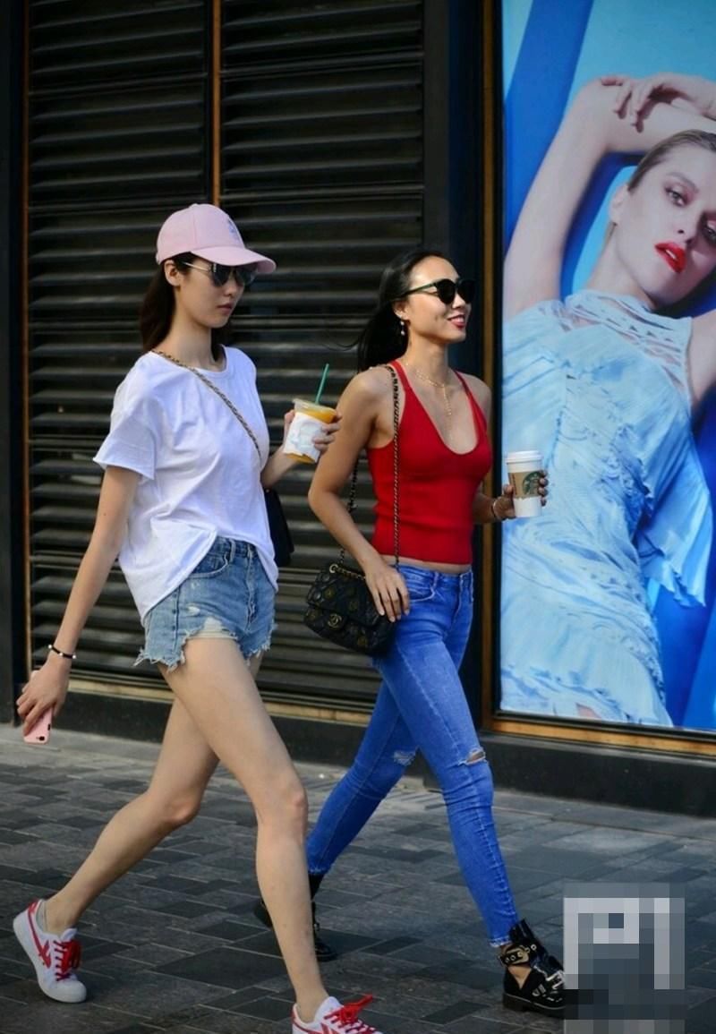 街拍: 深v吊带下的丰满上围, 性感的身段让人着迷