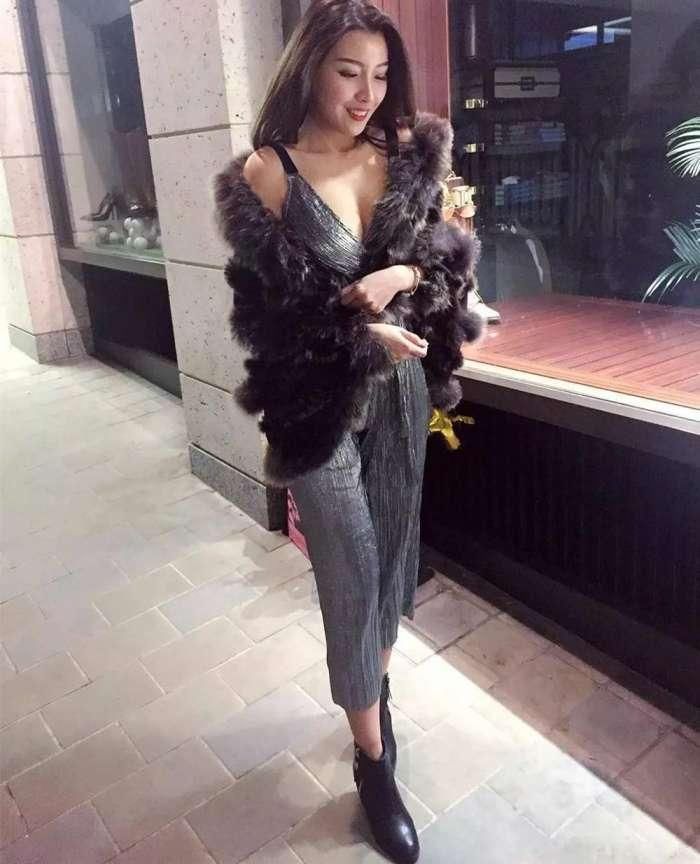 街拍: 美女35岁上下, 身材凹凸有致, 没点本事好意思出来显山露水