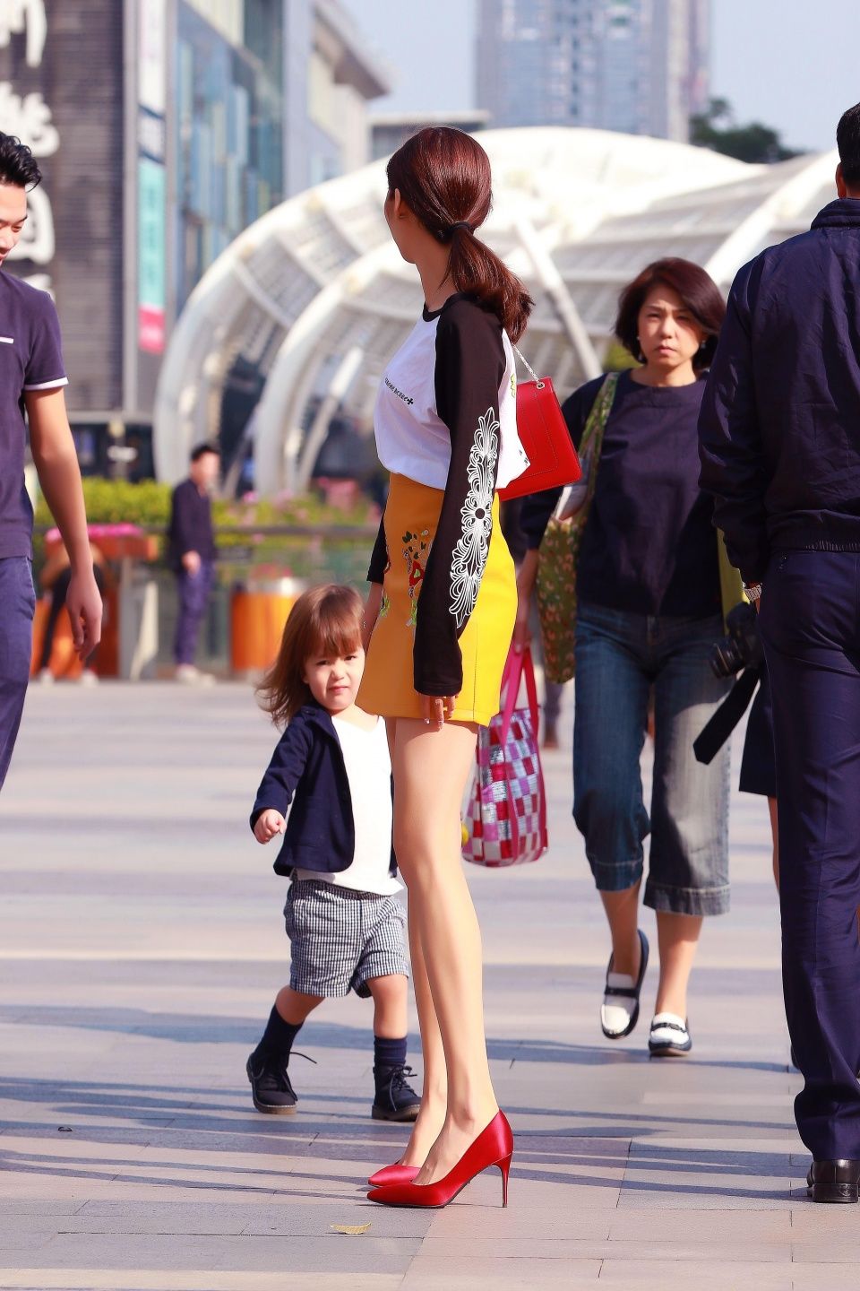 街拍联盟：长腿时尚辣妈教你如何穿搭，短裙高跟是标配