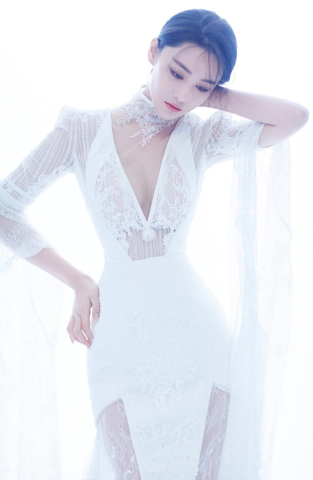 韩国女教师将透视装的性感演绎的超越 张馨予 柳岩 刘亦菲