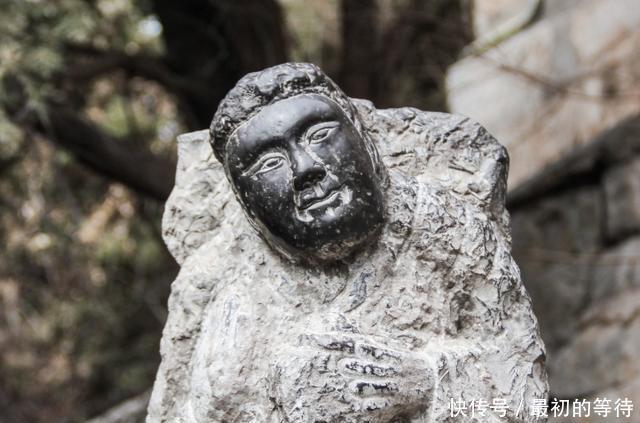 陕西藏一“仙山”,游客来了“闲不住”,看见石头就从头摸到脚