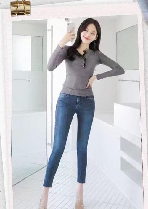  「舒适」修身牛仔裤小姐姐，时尚大方身材出众， 修长美腿迷人眼！