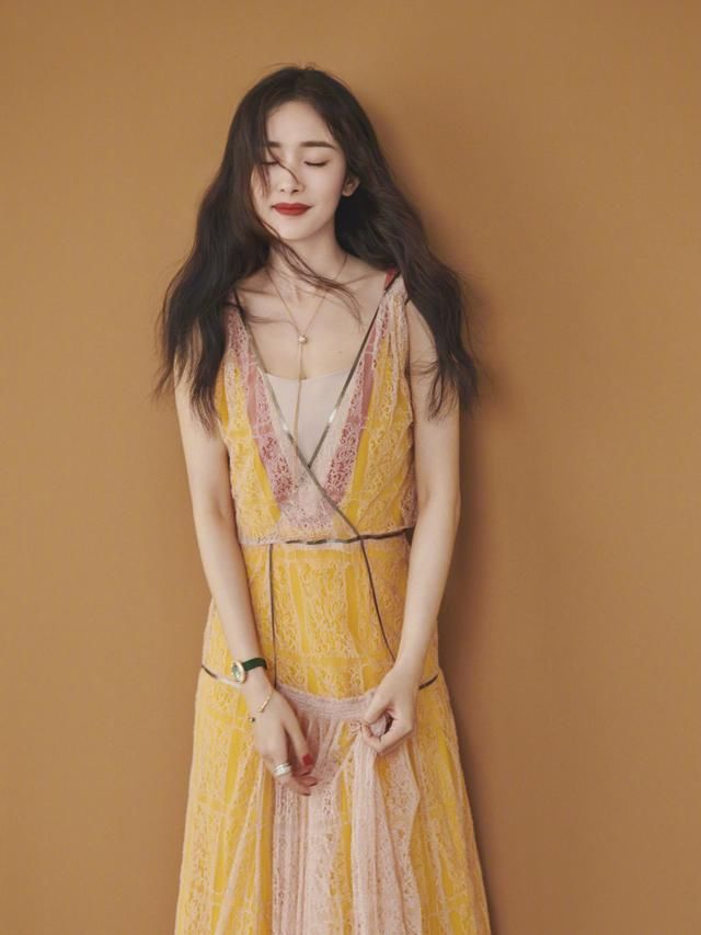 古力娜扎26岁,杨幂32岁,两人同穿黄色露肩裙,差距竟如此尴尬!