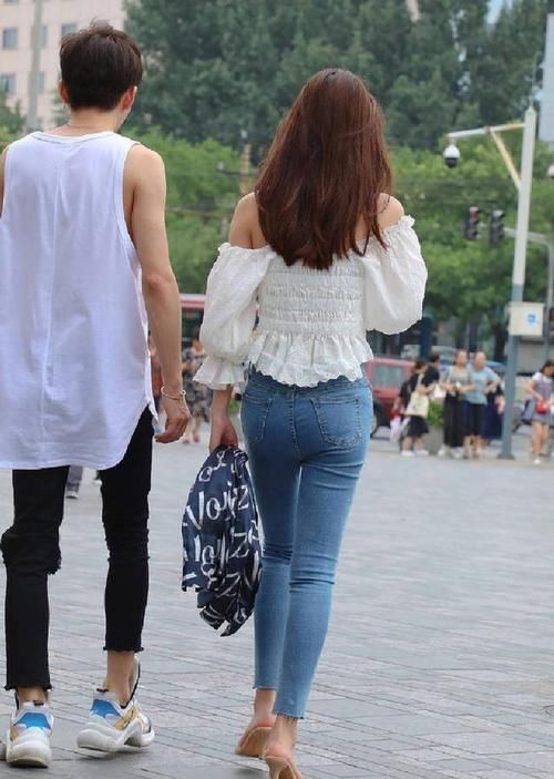 「线条美」凹凸有致小姐姐,牛仔裤穿出青春个性,尽显女性线条美!
