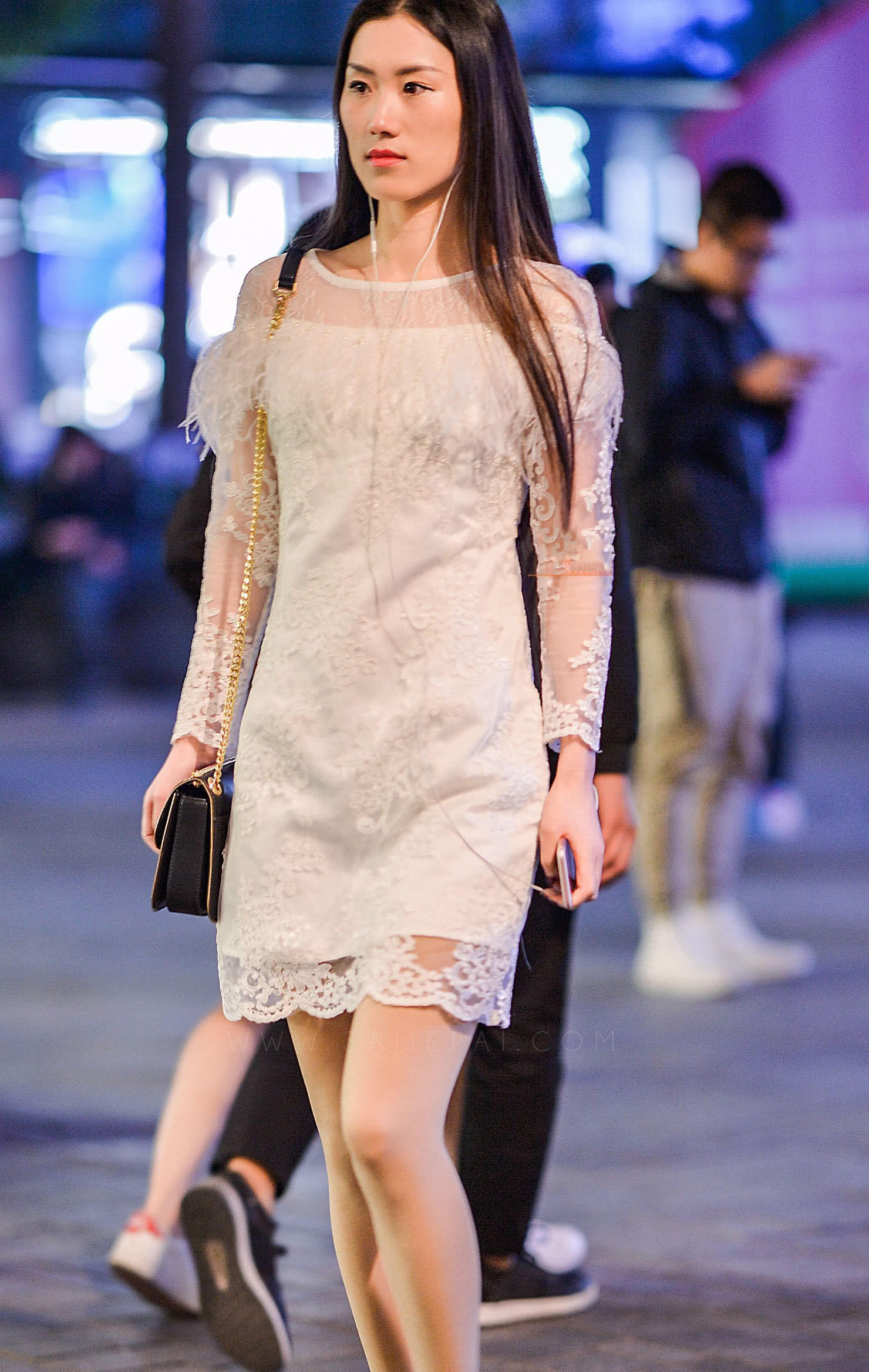 气质小姐姐蕾丝连衣裙若影若现秀身体,蕾丝花边惹众人炽热目光,