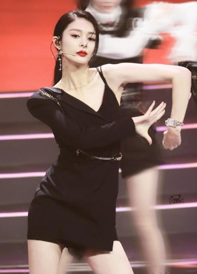  【设计】傅菁的“黑色系穿搭A爆了”好绝一女的