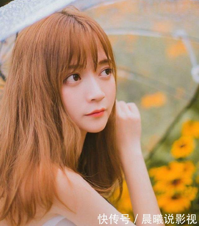 甜美大眼萝莉美女雨后街拍写真图片