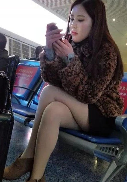 候车厅貂皮丝袜小姐姐，浑圆白皙的美腿很有女人味