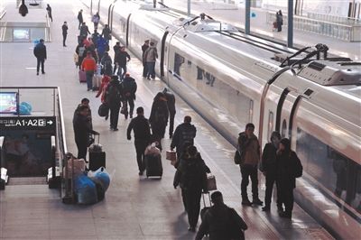 巨变十年间 游子归家路