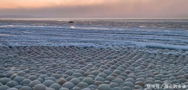 芬兰海岸惊现大量“冰蛋”,专家称确实罕见