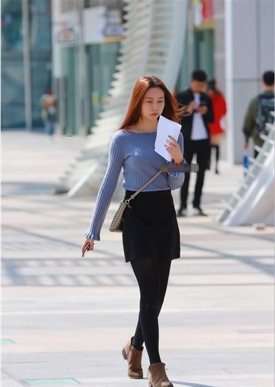 路人街拍：身材丰腴的小姐姐，紧身的露腰T恤秀出美好身材