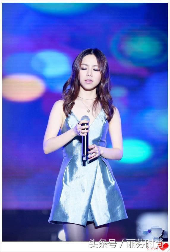 邓紫棋美炸了！脱掉皮裤穿上丝袜超女人，网友：又恋爱了吧！