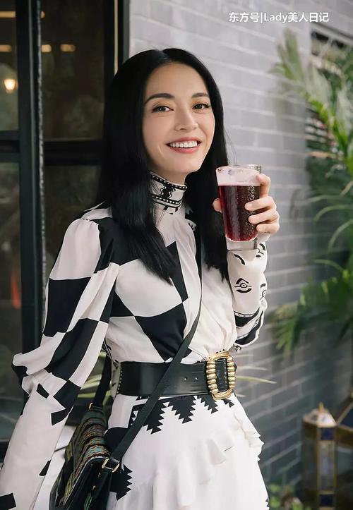 姚晨39岁了依旧美得像小仙女，天鹅绒半裙亮相电影节，真女人味