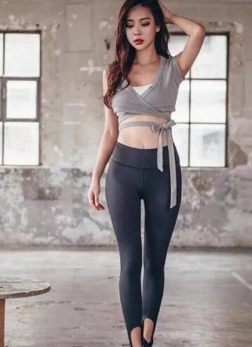 非常养眼的打底裤小姐姐，轻松秀出完美曲线，特别招人喜欢！